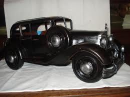 Un modelo de coche está sentado encima de una mesa de madera.