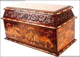 Una caja de madera con una imagen de caballos.