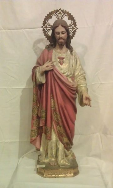 Una estatua de Jesús con un corazón en el pecho