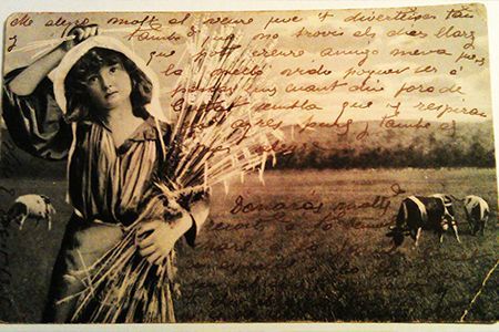 Una fotografía en blanco y negro de una niña sosteniendo un manojo de trigo.