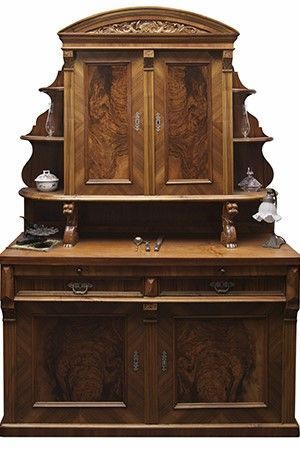 Un gran armario de madera con estantes y cajones sobre un fondo blanco.