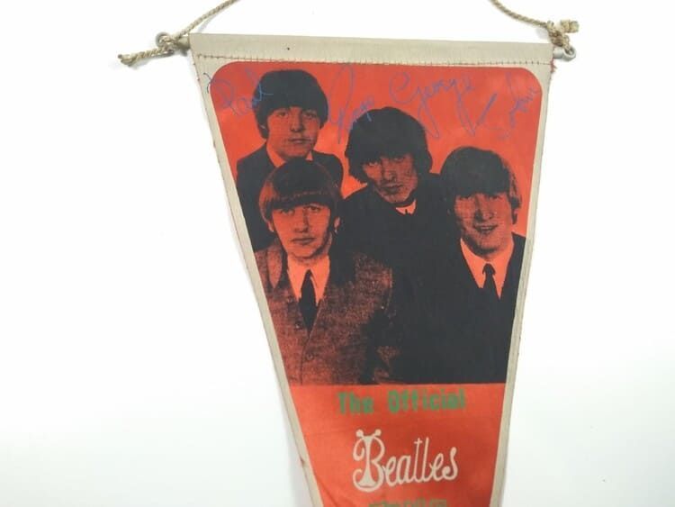 Una pequeña pancarta con los Beatles.