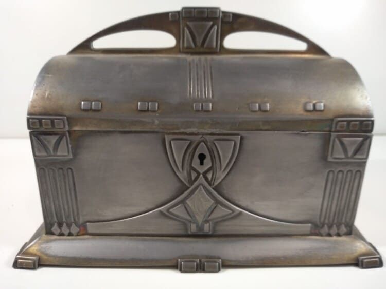 Un cofre del tesoro de plata con una llave dentro