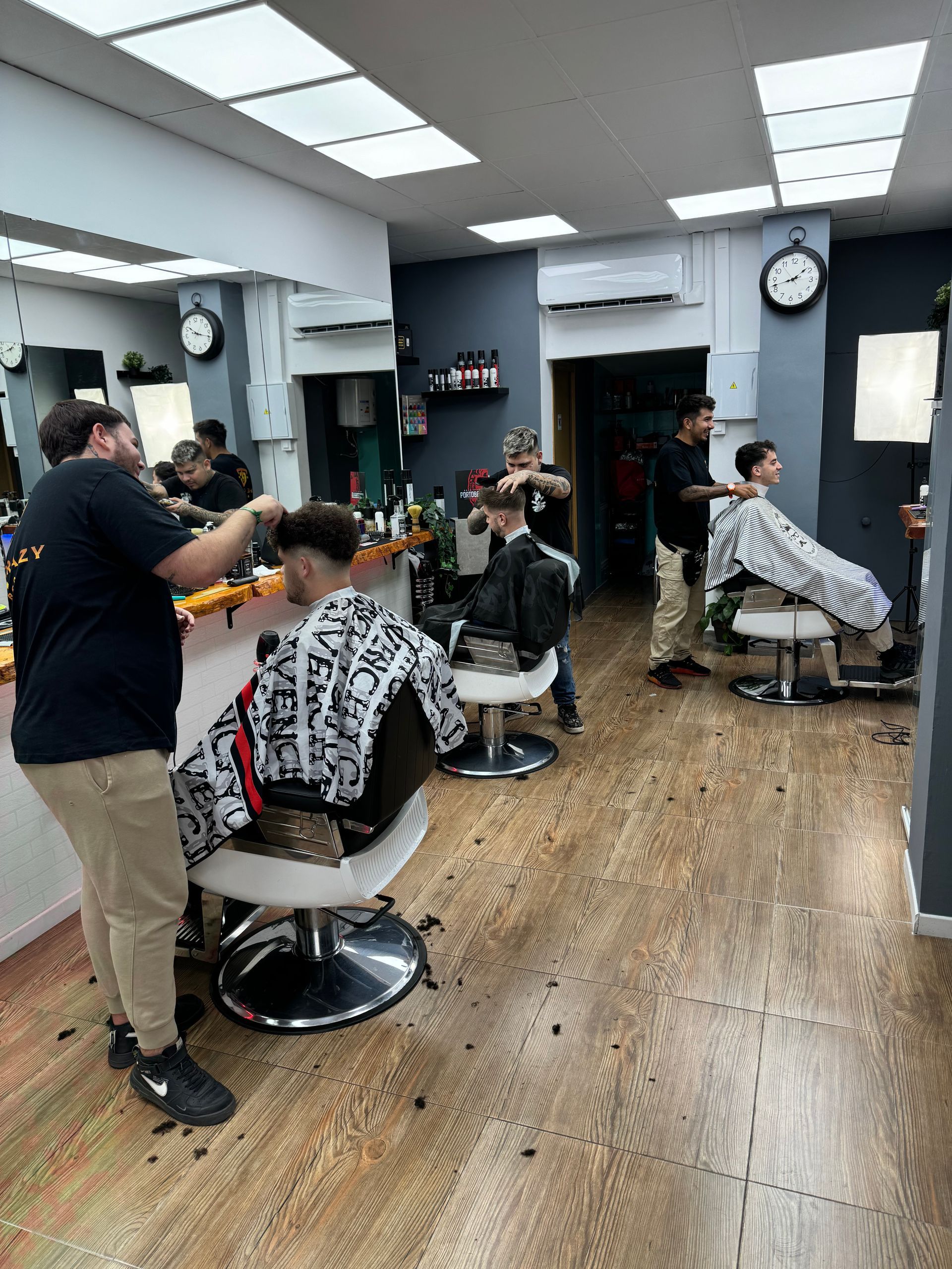 Un hombre se está cortando el pelo en una barbería.