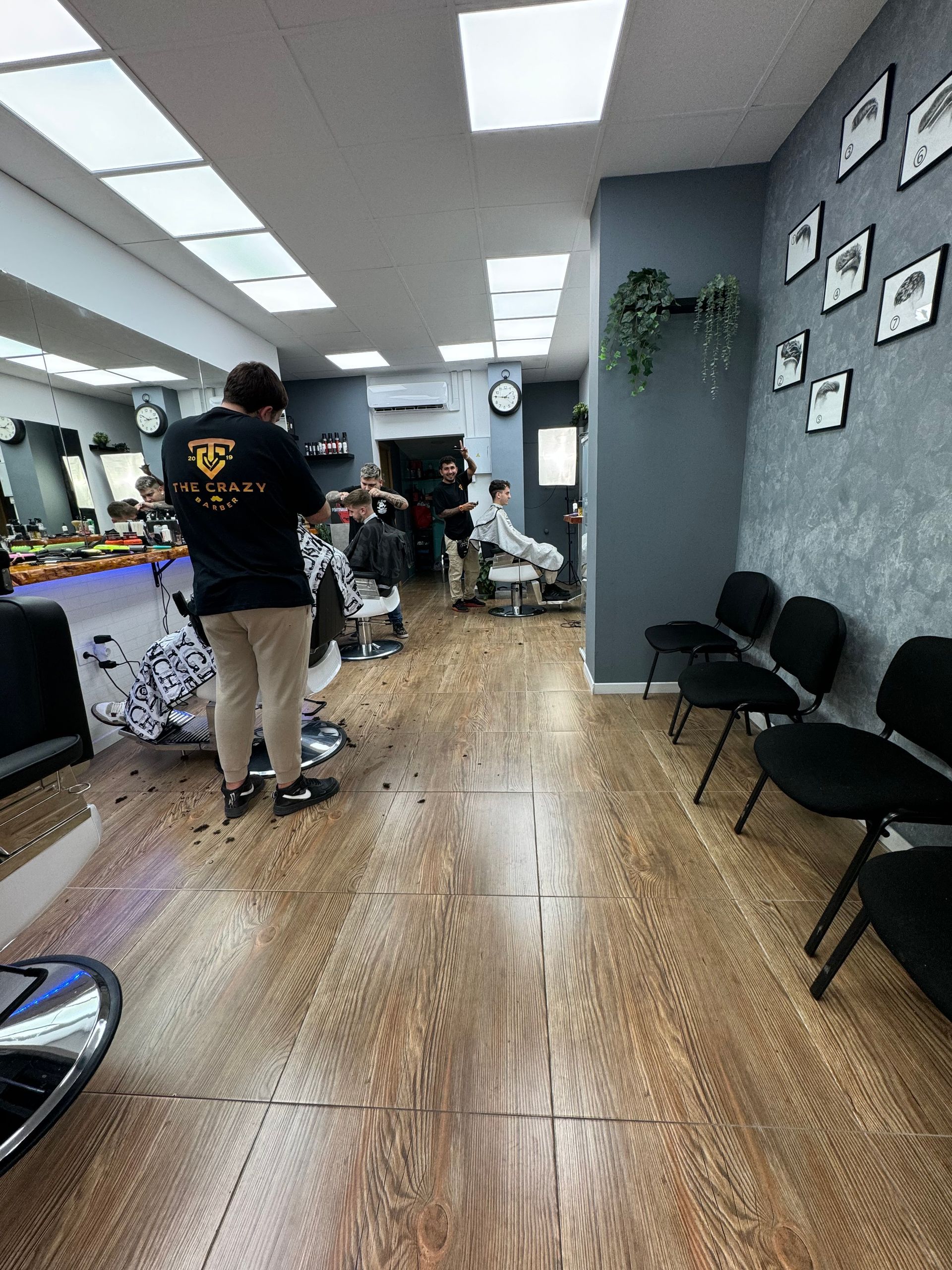 Un hombre se está cortando el pelo en una barbería.