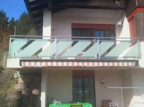 JM Serrurerie réalisations- Balustrade châsis et poteaux en inox -Verres posés en diagonale