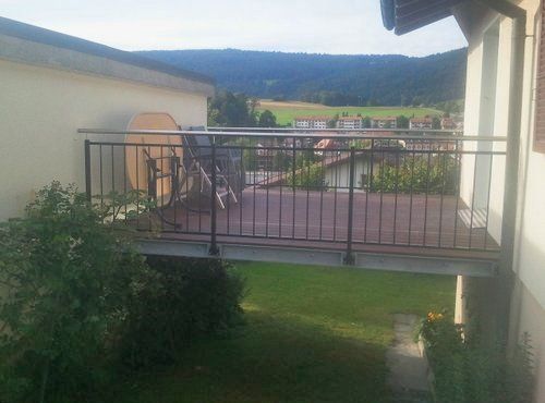 JM Serrurerie réalisations- Balustrade en acier avec barreaux sol en lames, résine et bois