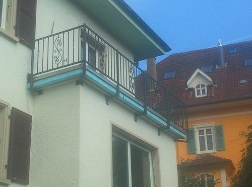 JM Serrurerie réalisations- Balustrade poteaux tubes 40mm, remplissage verres bleusJM Serrurerie réalisations- Balustrade poteaux tubes 40mm, remplissage verres bleus