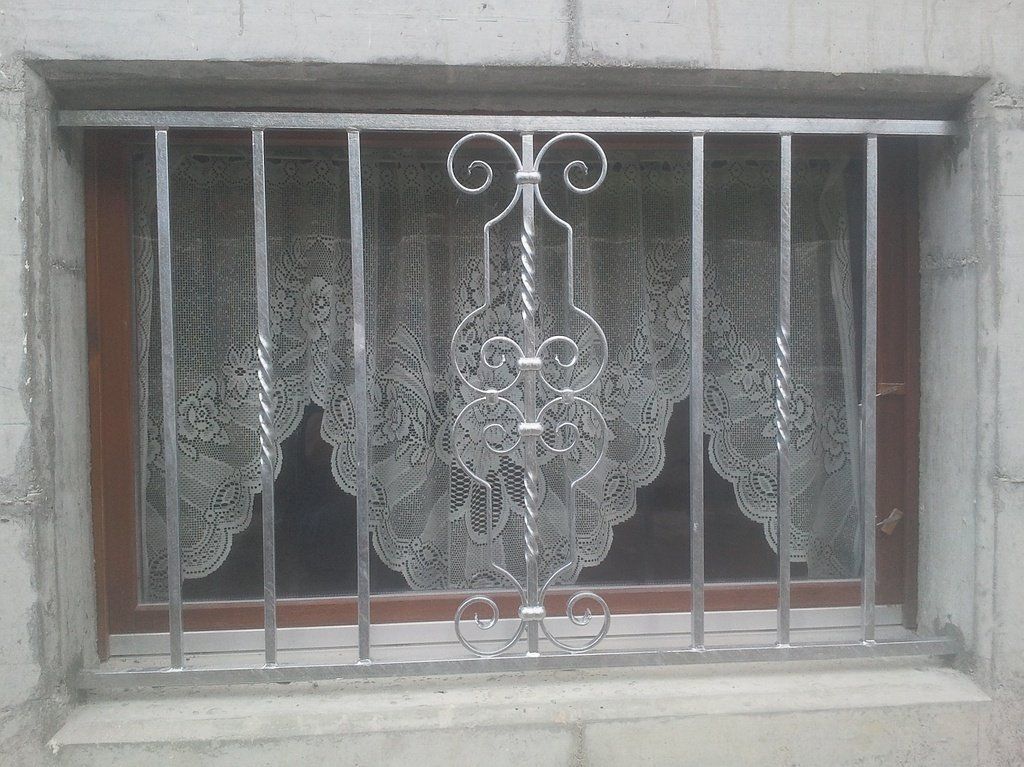 JM Serrurerie réalisations- Grille de fenêtre en fer forgé