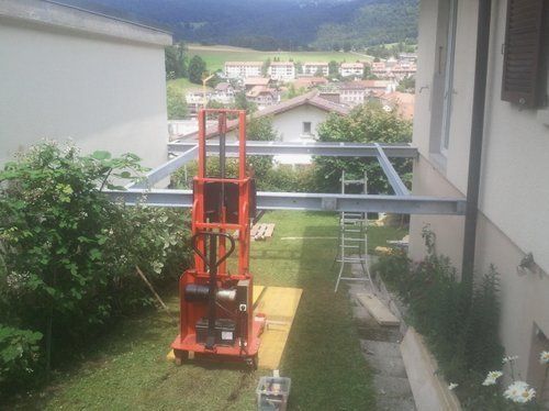 JM Serrurerie réalisations- construction de balcon entre deux parois, poutrelles zinguées à chaud
