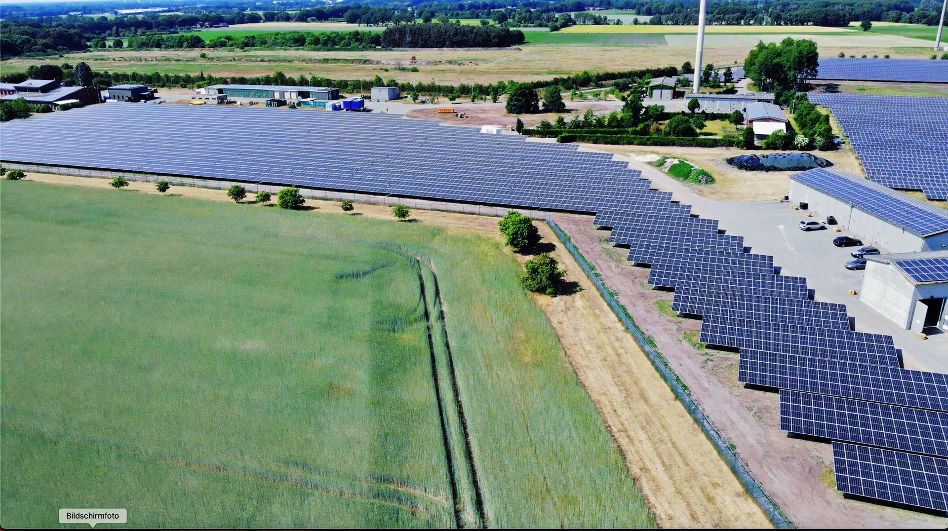 Eine Luftaufnahme eines Solarparks auf einem Feld