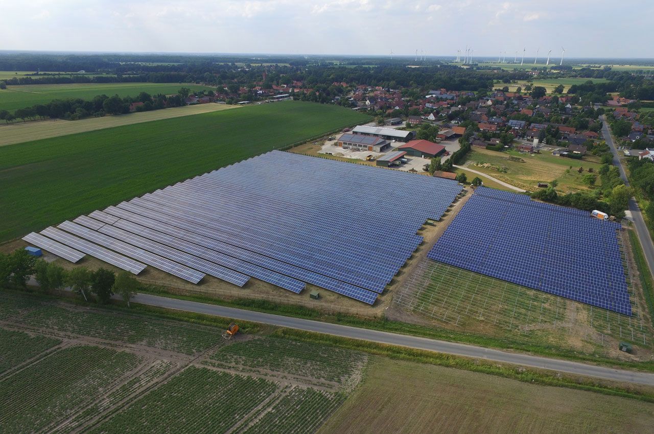Eine Luftaufnahme einer großen Solarfarm auf einem Feld.