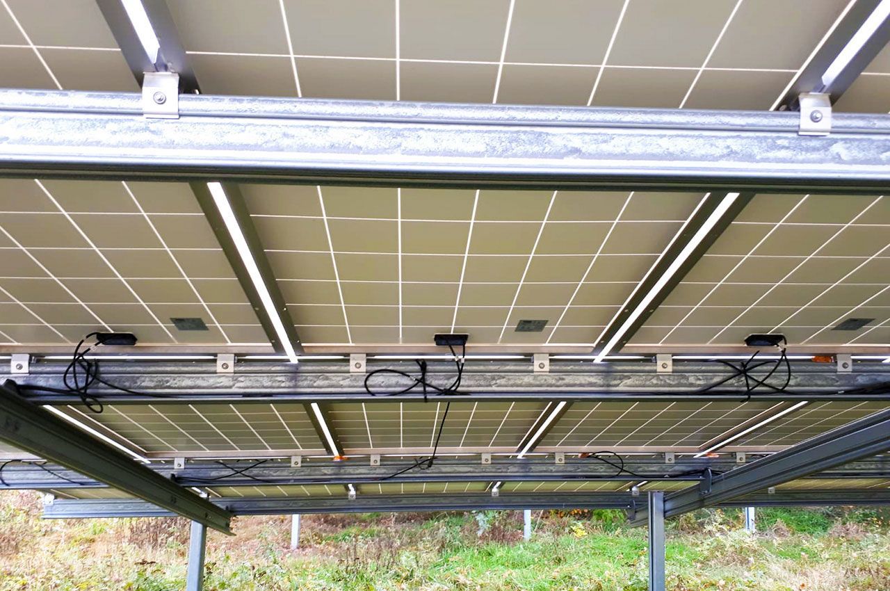 Eine Gruppe von Solarmodulen befindet sich auf einer Metallstruktur.