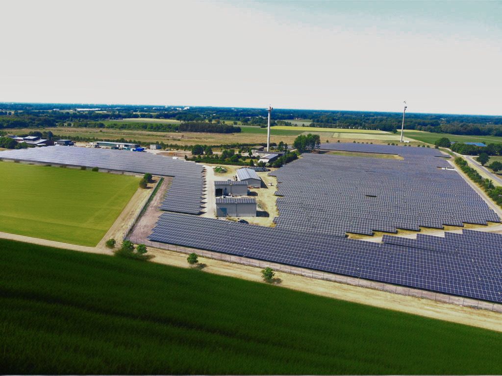 Eine Luftaufnahme eines großen Feldes aus Sonnenkollektoren