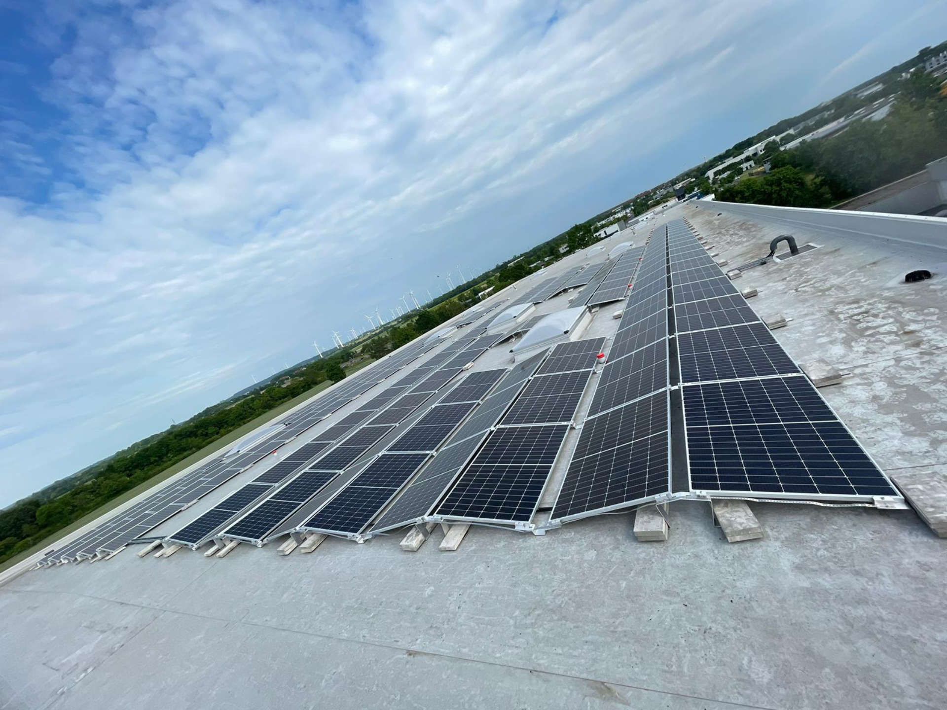 Eine Reihe von Solarmodulen auf dem Dach eines Gebäudes.