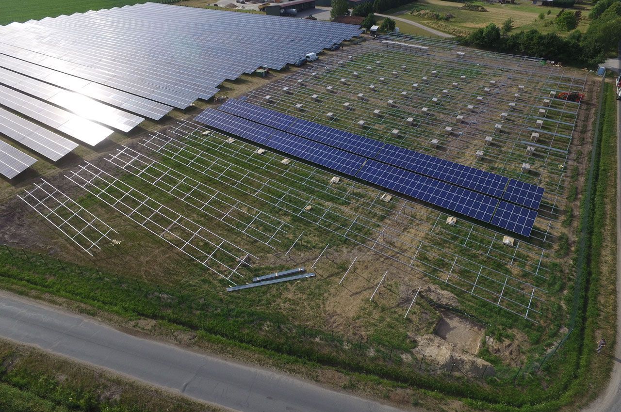 Eine Luftaufnahme einer großen Solarfarm auf einem Feld.