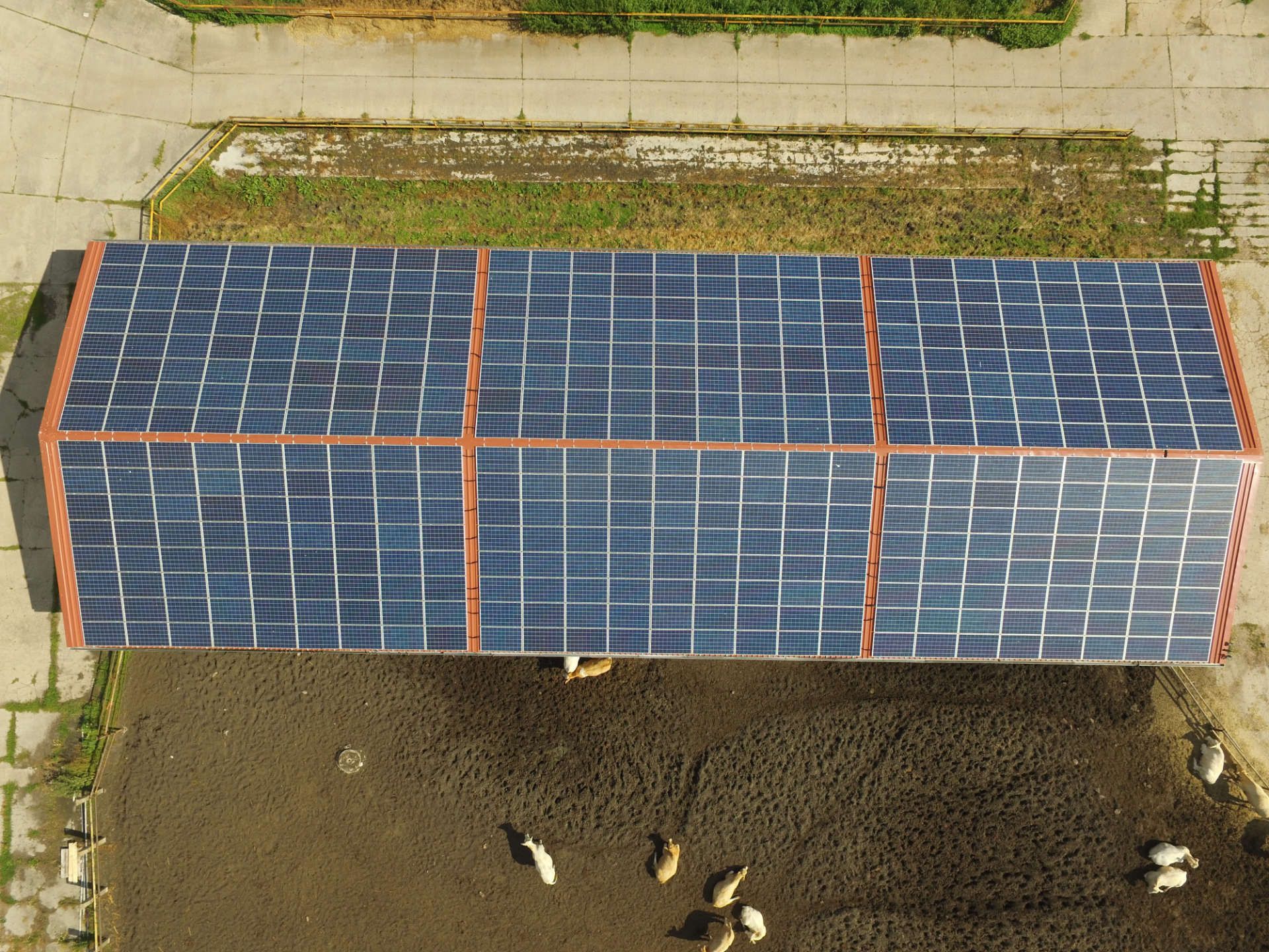 Eine Luftaufnahme einer Scheune mit einer Aufdachanlage auf dem Dach