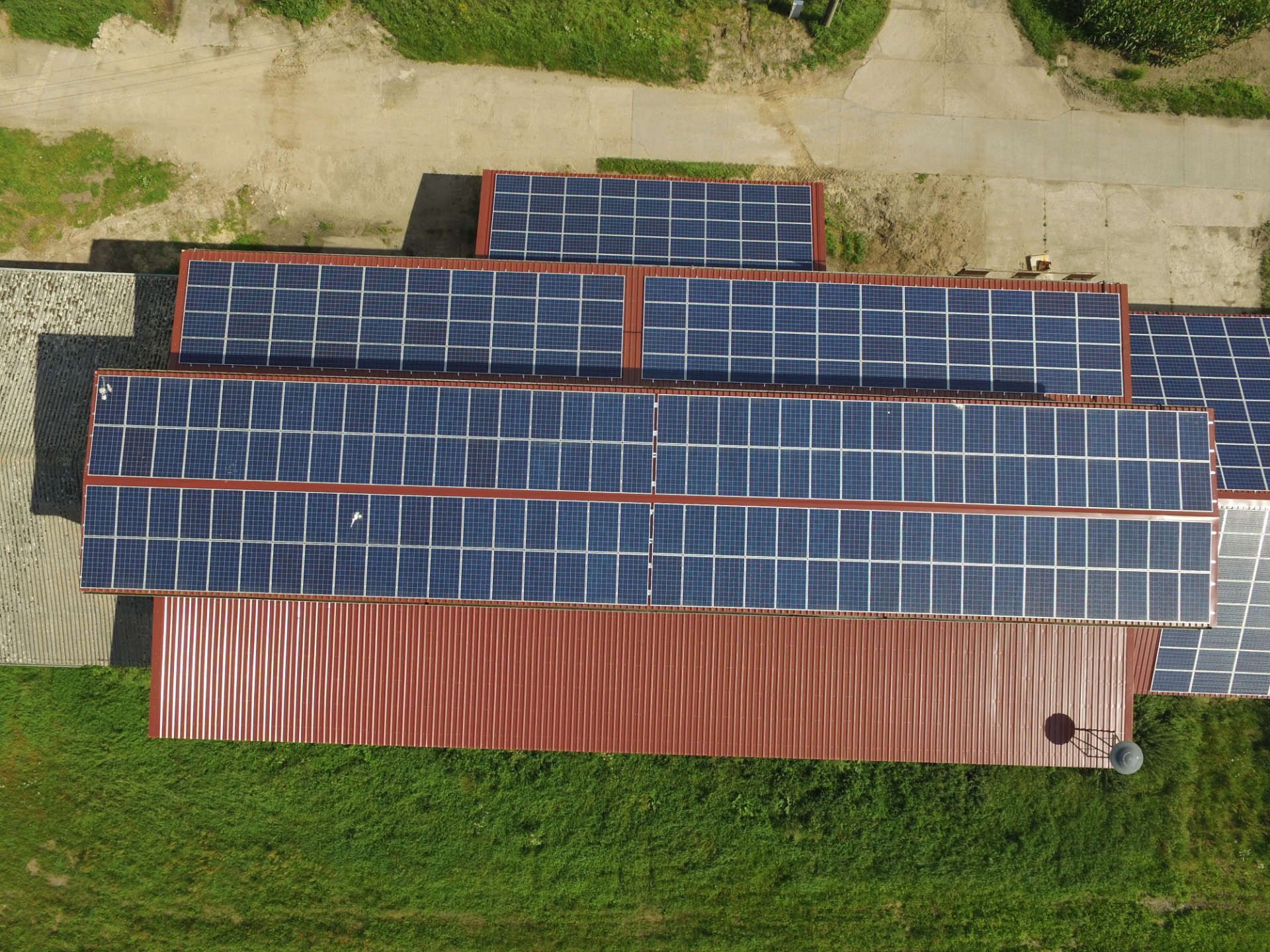 Eine Luftaufnahme eines Gebäudes mit einer Aufdachanlage auf dem Dach