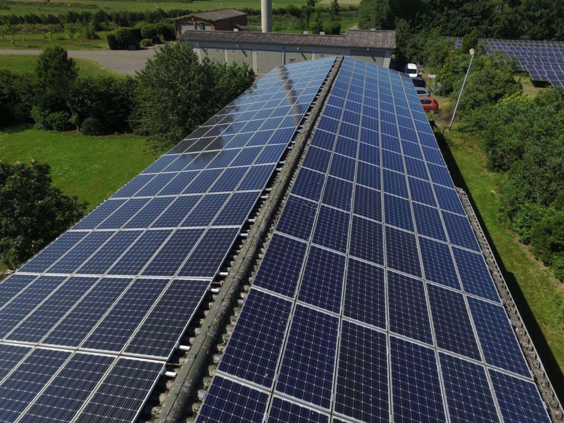 Eine Reihe von Sonnenkollektoren auf dem Dach eines Gebäudes