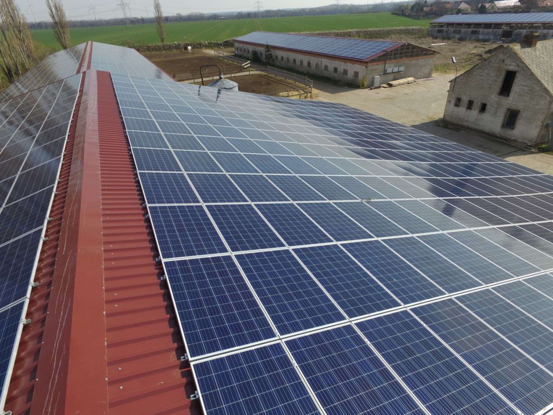 Ein Dach mit einer Aufdachanlage darauf