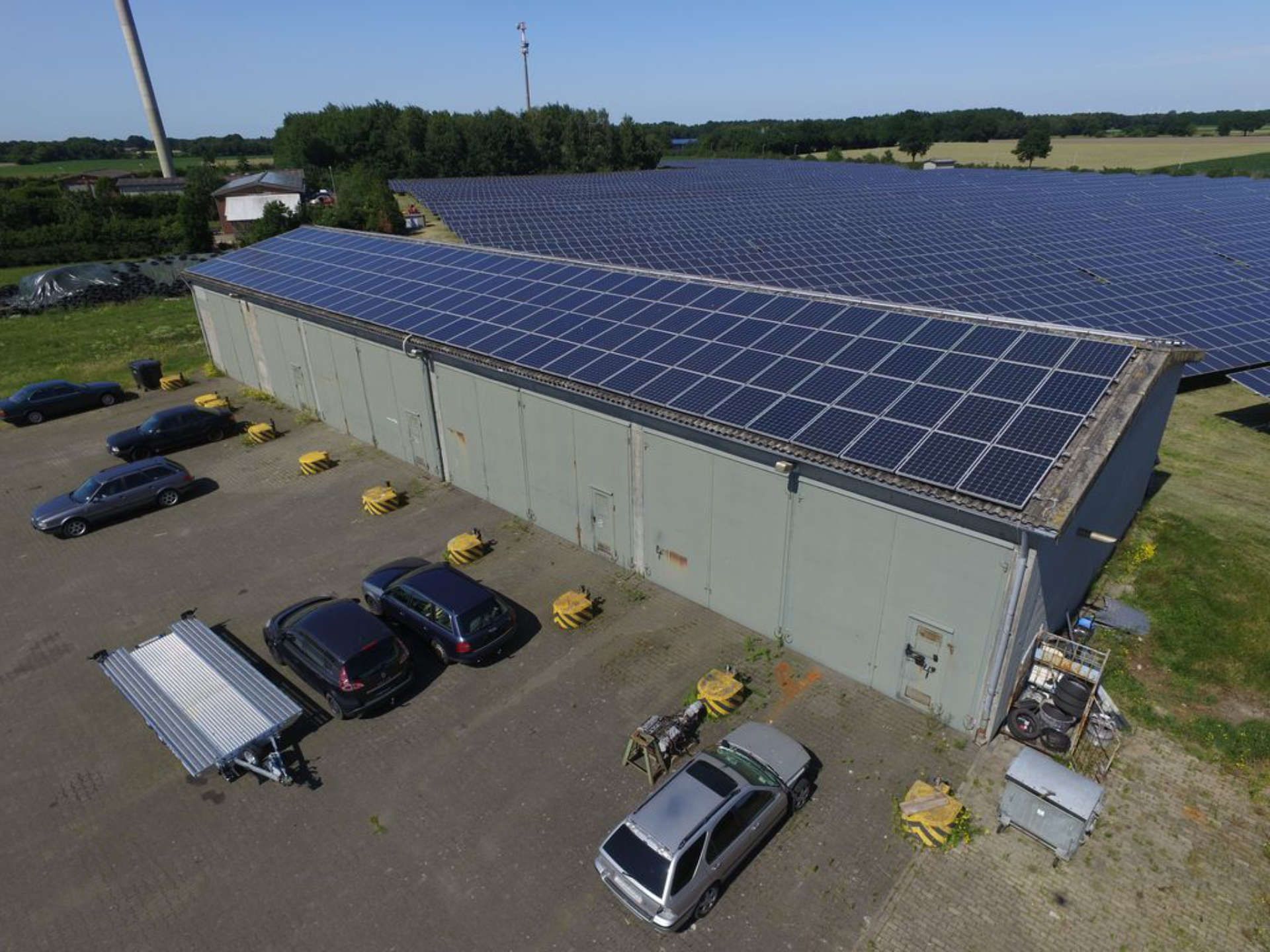 Eine Luftaufnahme eines Gebäudes mit einer Aufdachanlage auf dem Dach