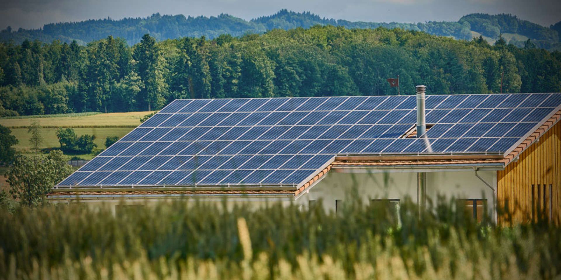 Ein Haus mit vielen Solarmodulen auf dem Dach.