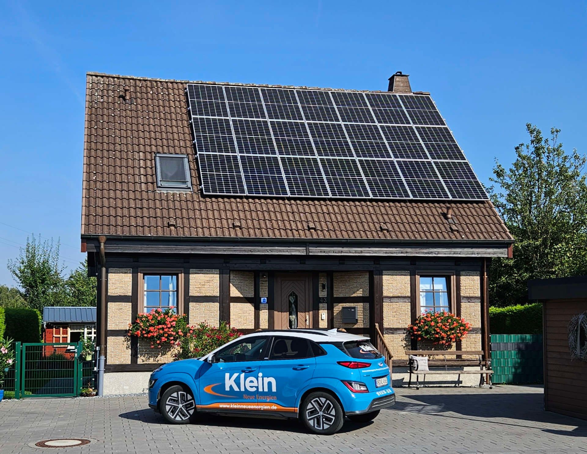 KNE-Auto steht vor einem Haus