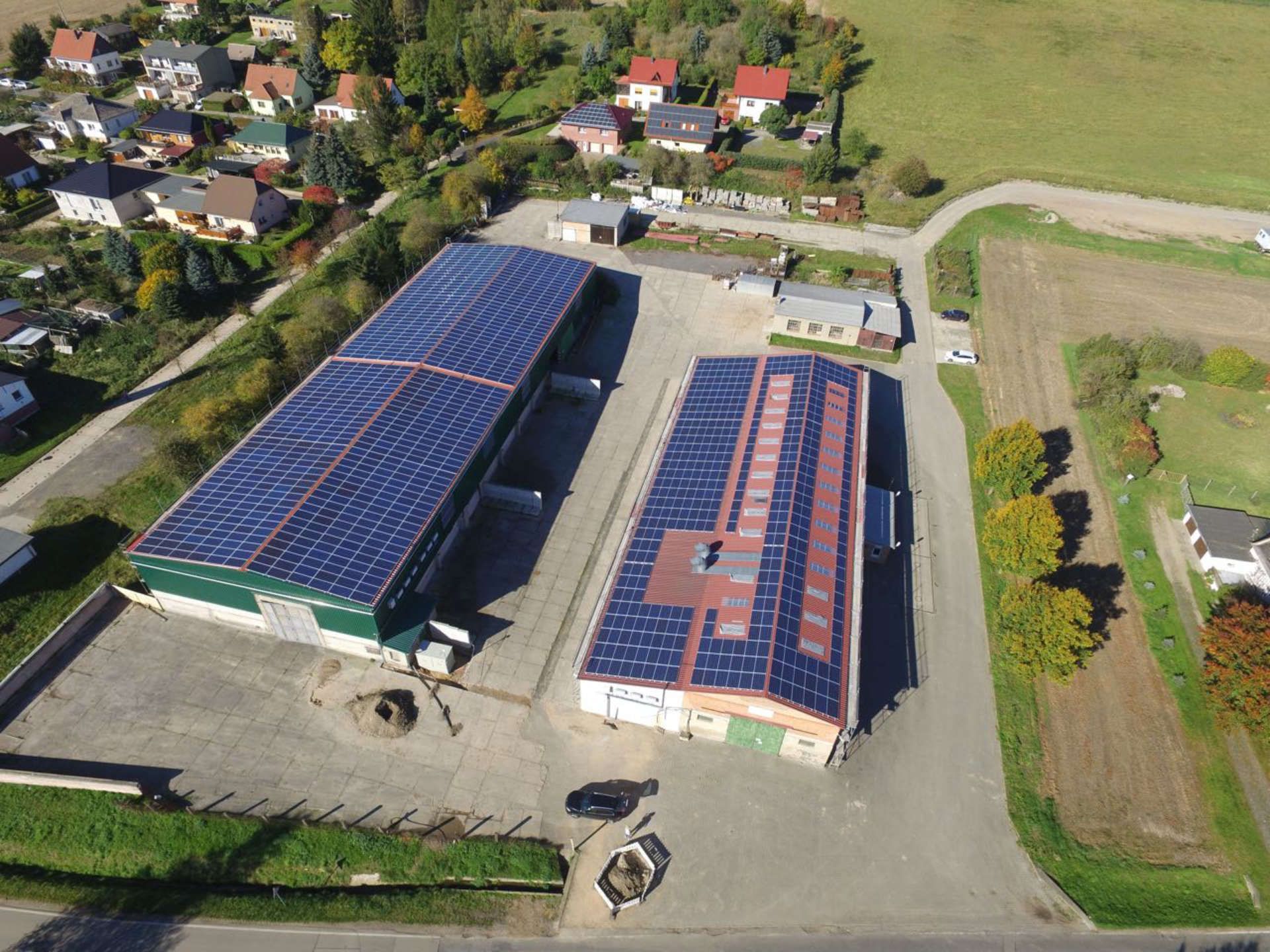 Eine Luftaufnahme eines Gebäudes mit Sonnenkollektoren auf dem Dach