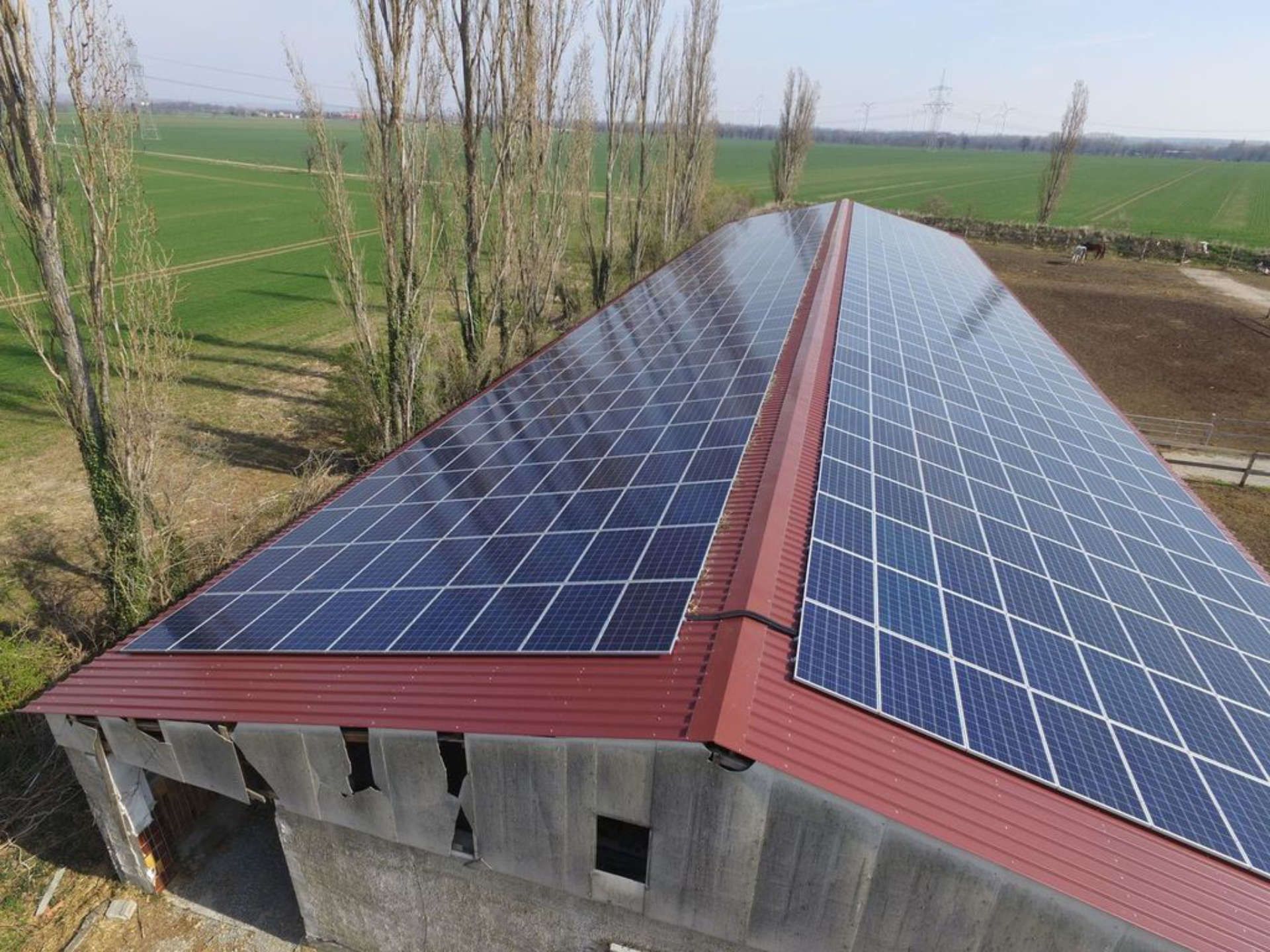 Ein Dach mit vielen Sonnenkollektoren darauf