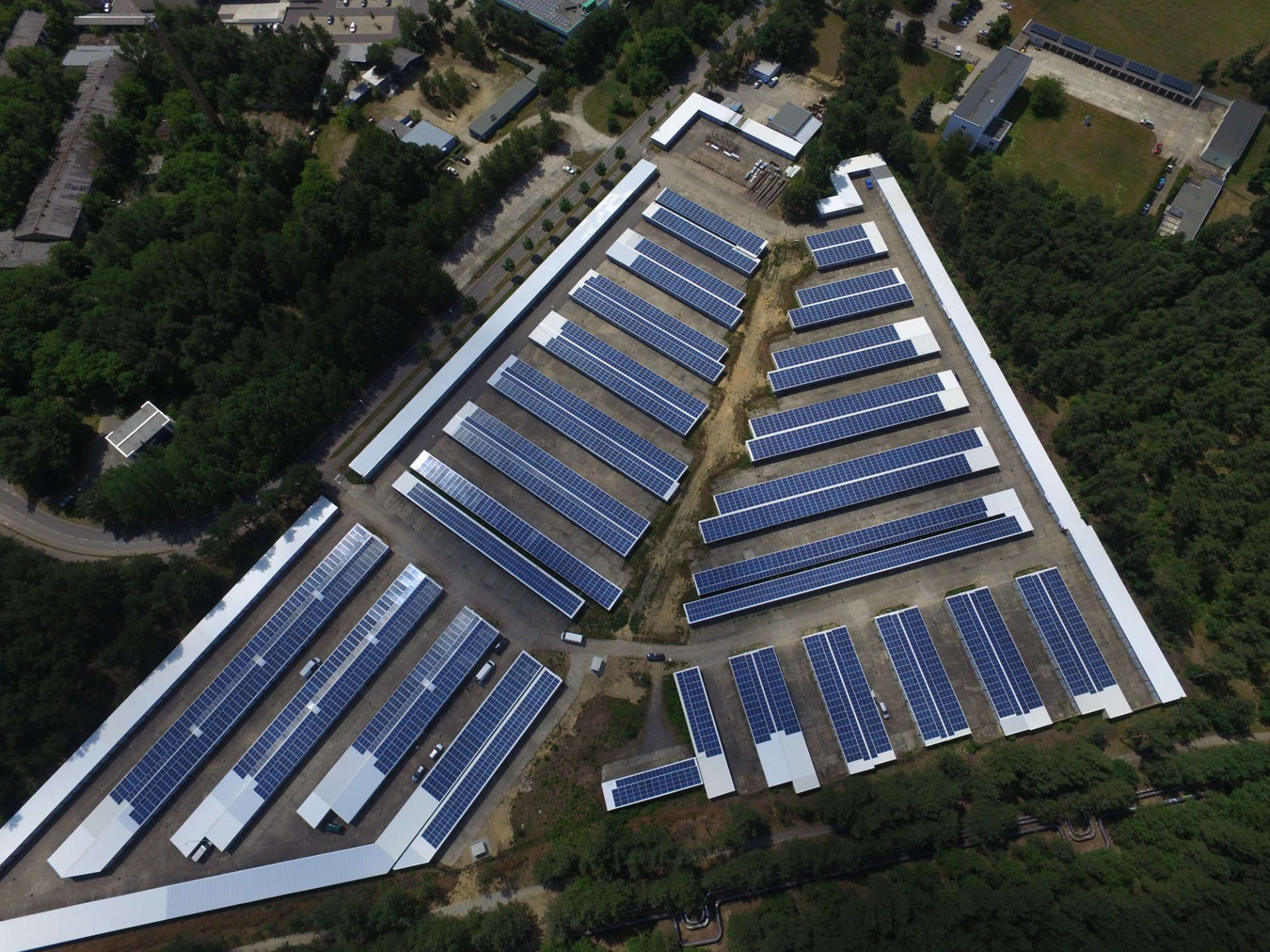 Eine Luftaufnahme eines Parkplatzes voller Sonnenkollektoren