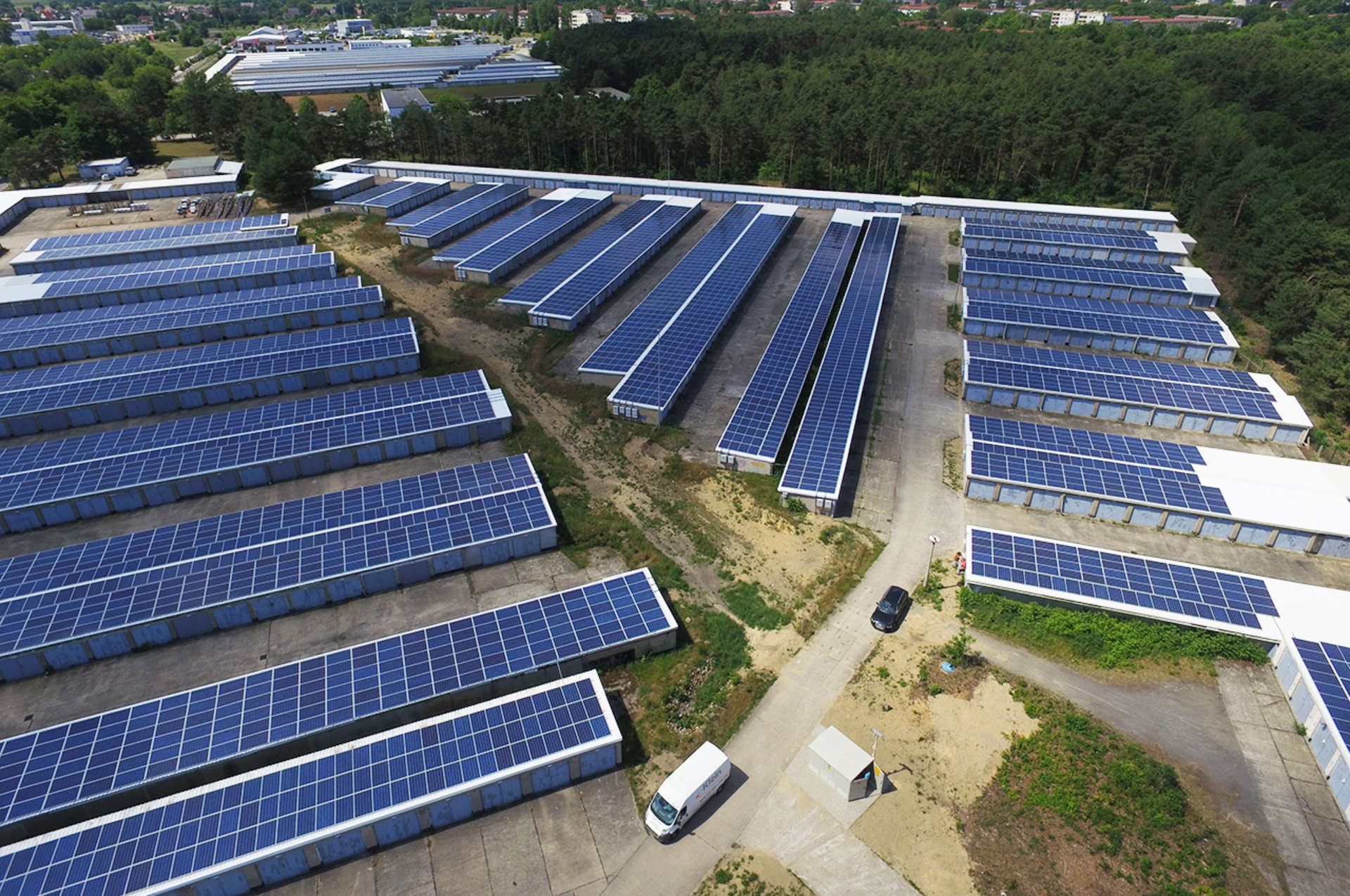 Eine Luftaufnahme von vielen Sonnenkollektoren auf einem Gebäude