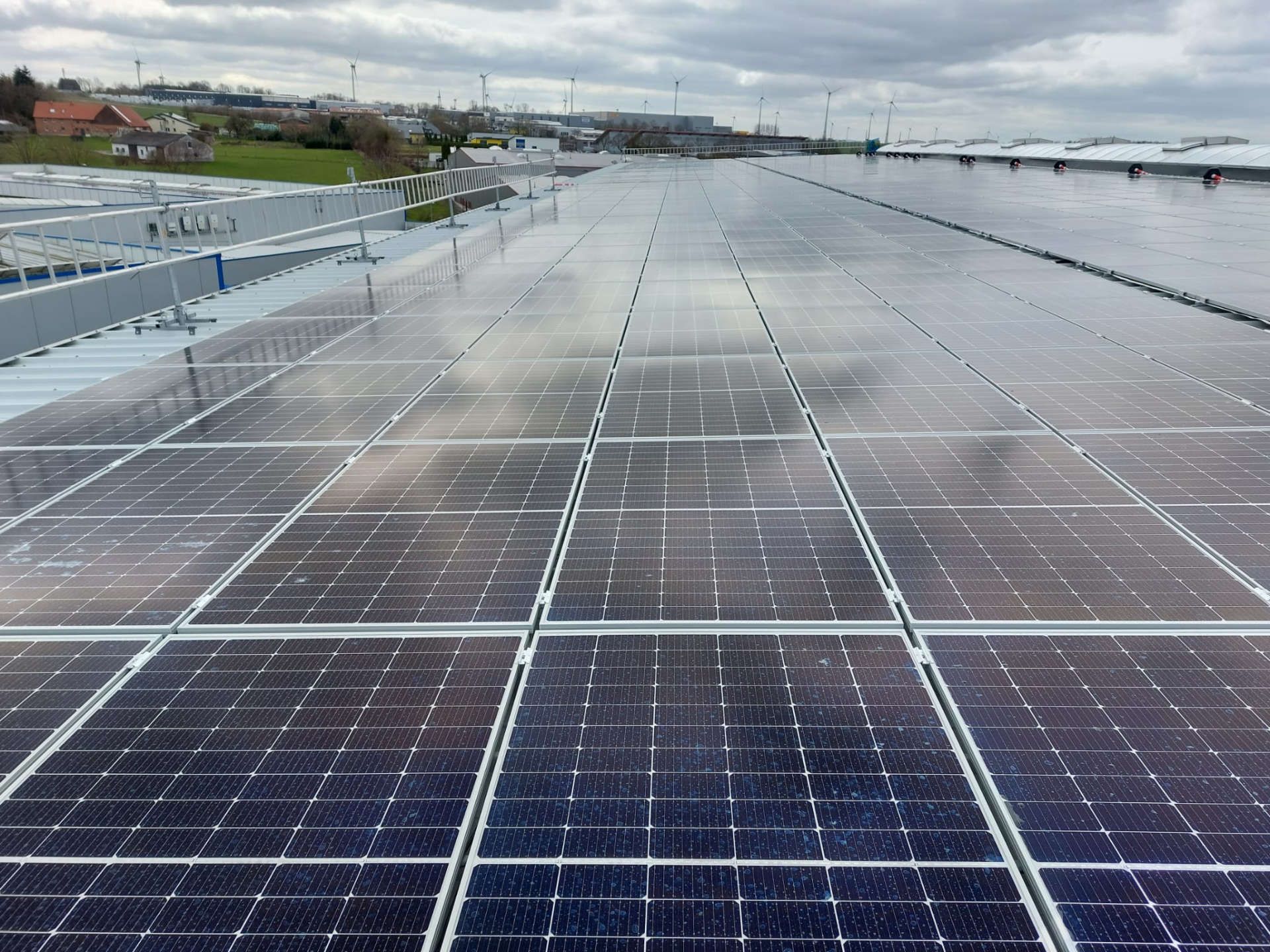 Eine Reihe von Sonnenkollektoren auf dem Dach eines Gebäudes