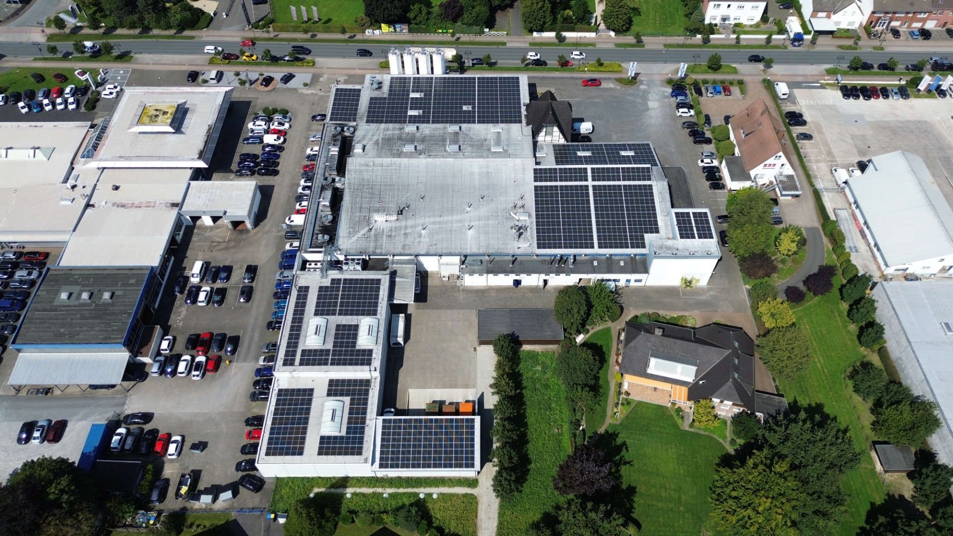 Eine Luftaufnahme eines großen Gebäudes mit Sonnenkollektoren auf dem Dach