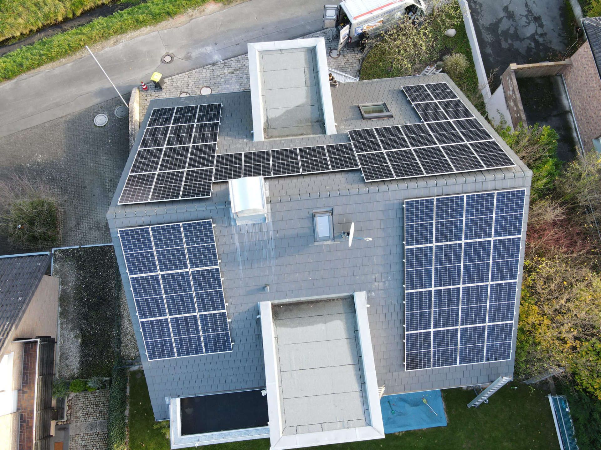Eine Luftaufnahme eines Hauses mit Sonnenkollektoren auf dem Dach