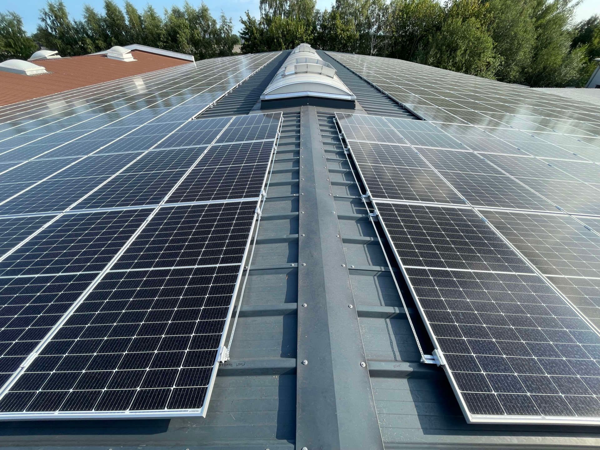 Eine Reihe von Sonnenkollektoren auf dem Dach eines Gebäudes