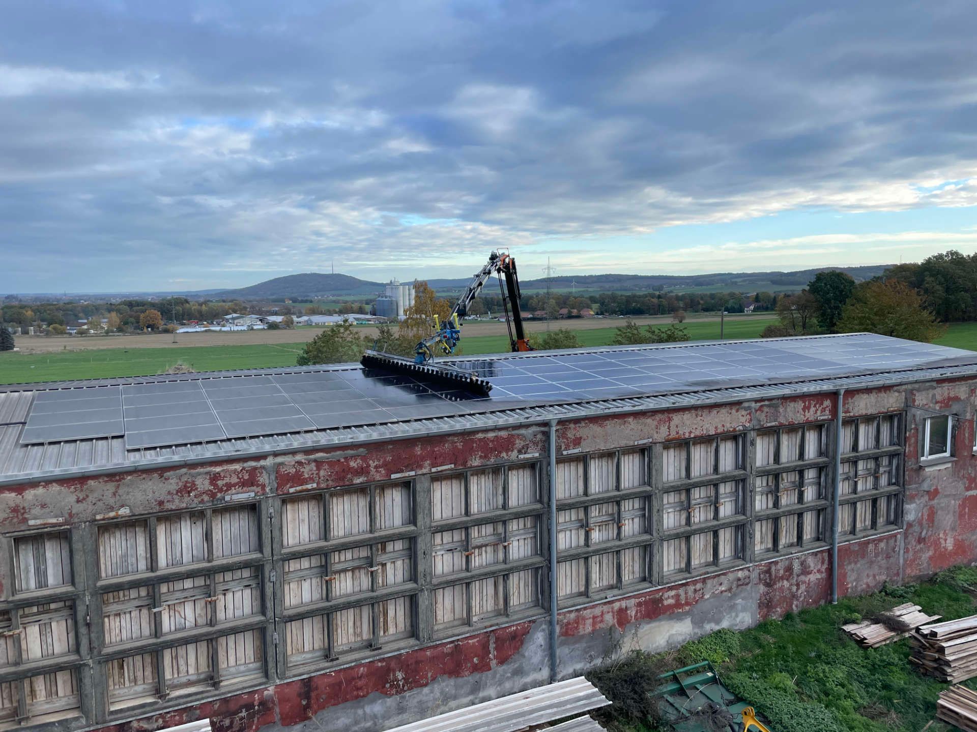 Eine Luftaufnahme eines Gebäudes mit einem Kran auf dem Dach.