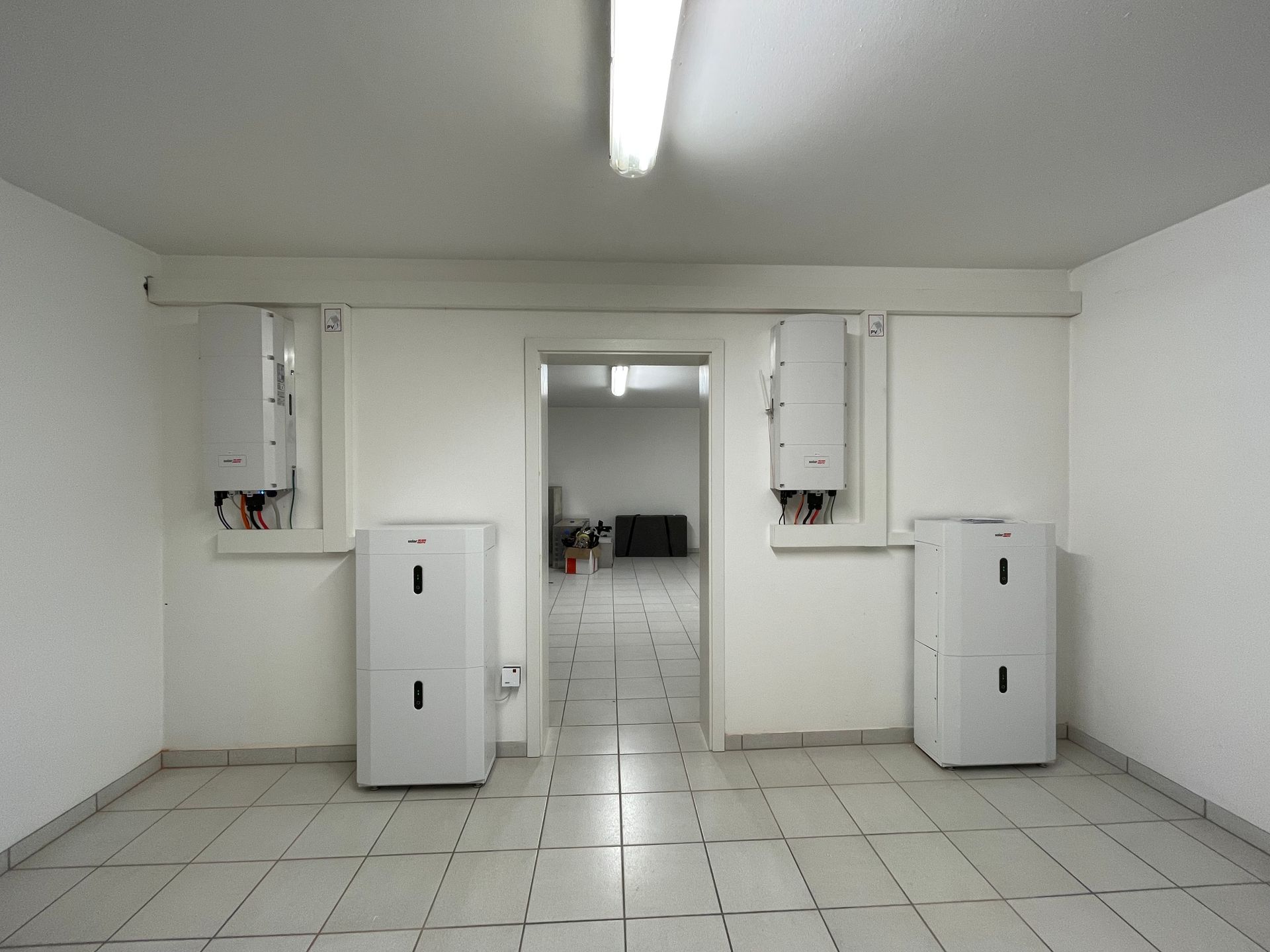 Ein Raum mit Speicherkästen für Solarstrom
