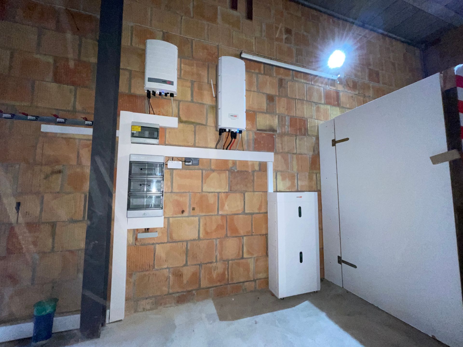 Ein Raum mit Speicherkästen für Solarstrom