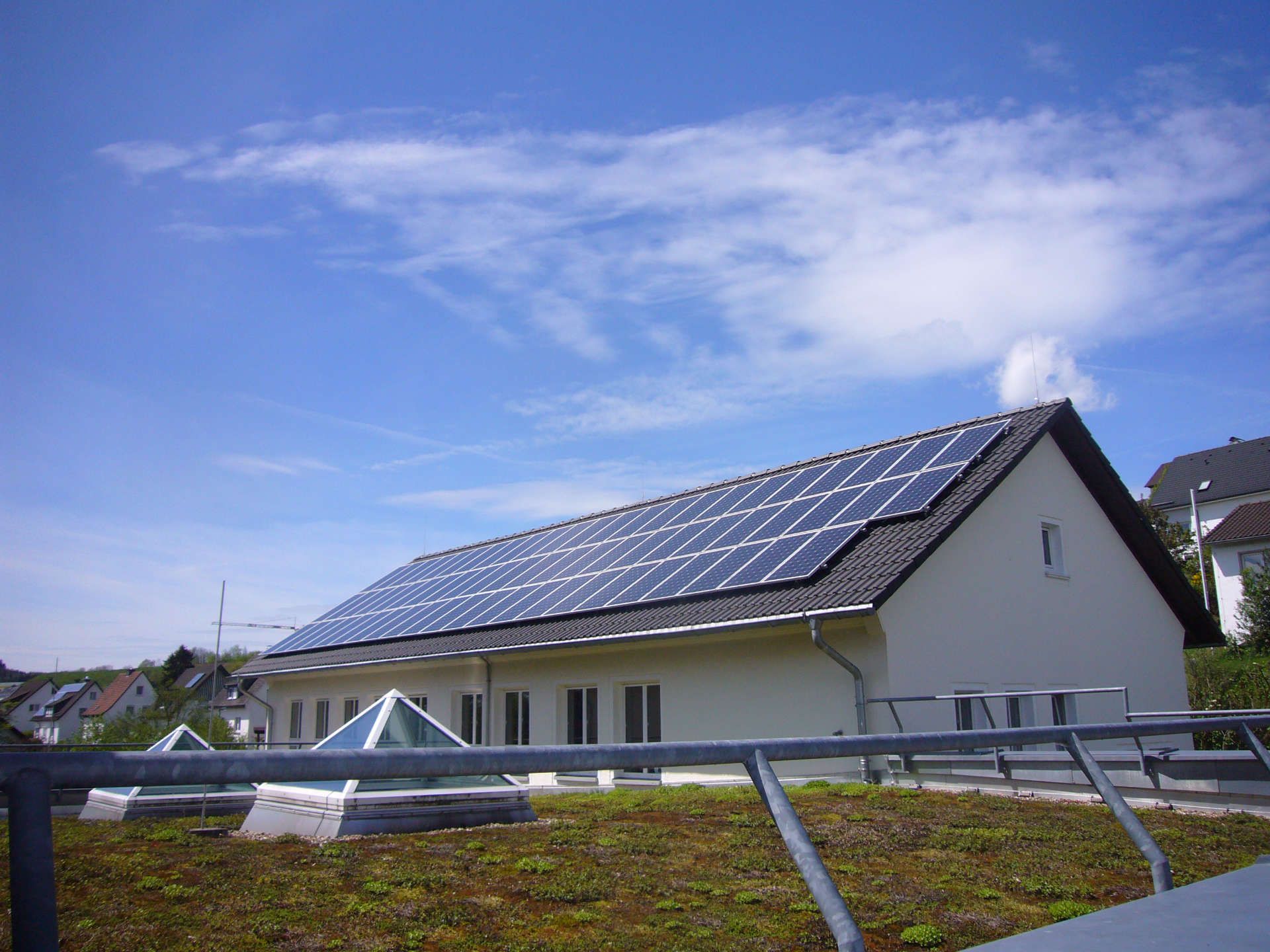 Ein Haus mit Solarzellen auf dem Dach