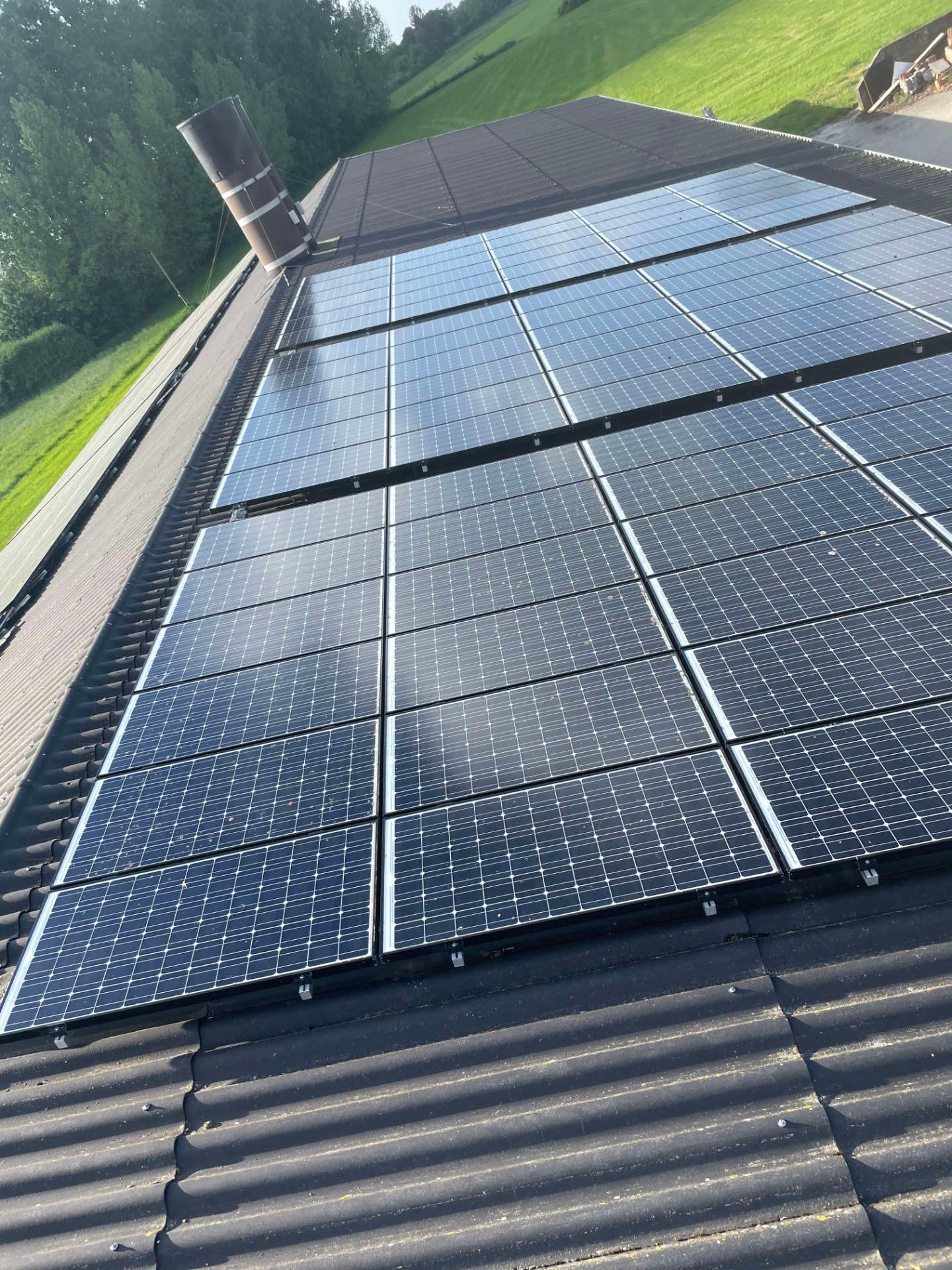 Ein Dach mit vielen Sonnenkollektoren darauf