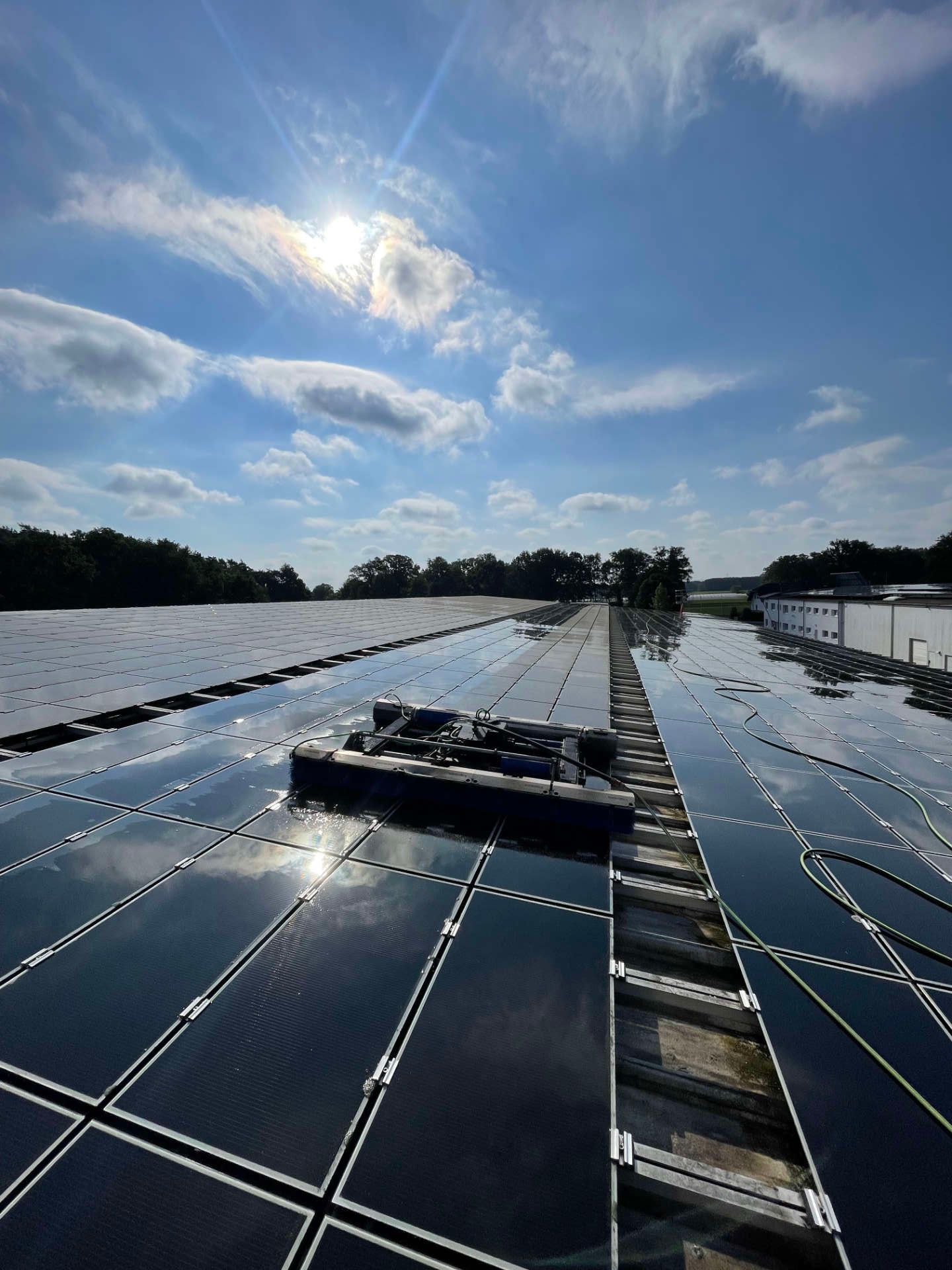 Auf einem Dach befindet sich eine Reihe von Solarmodulen.