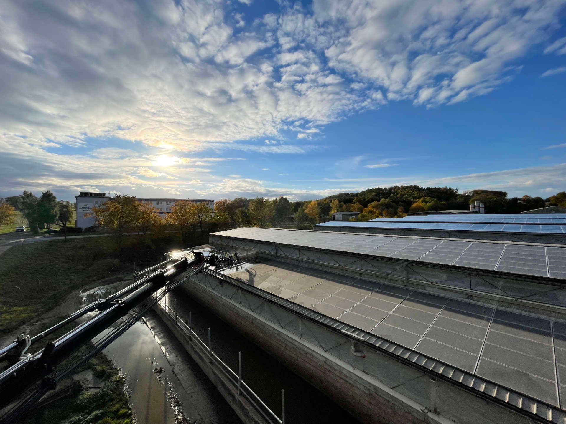 Ein großes Gebäude mit vielen Sonnenkollektoren auf dem Dach.
