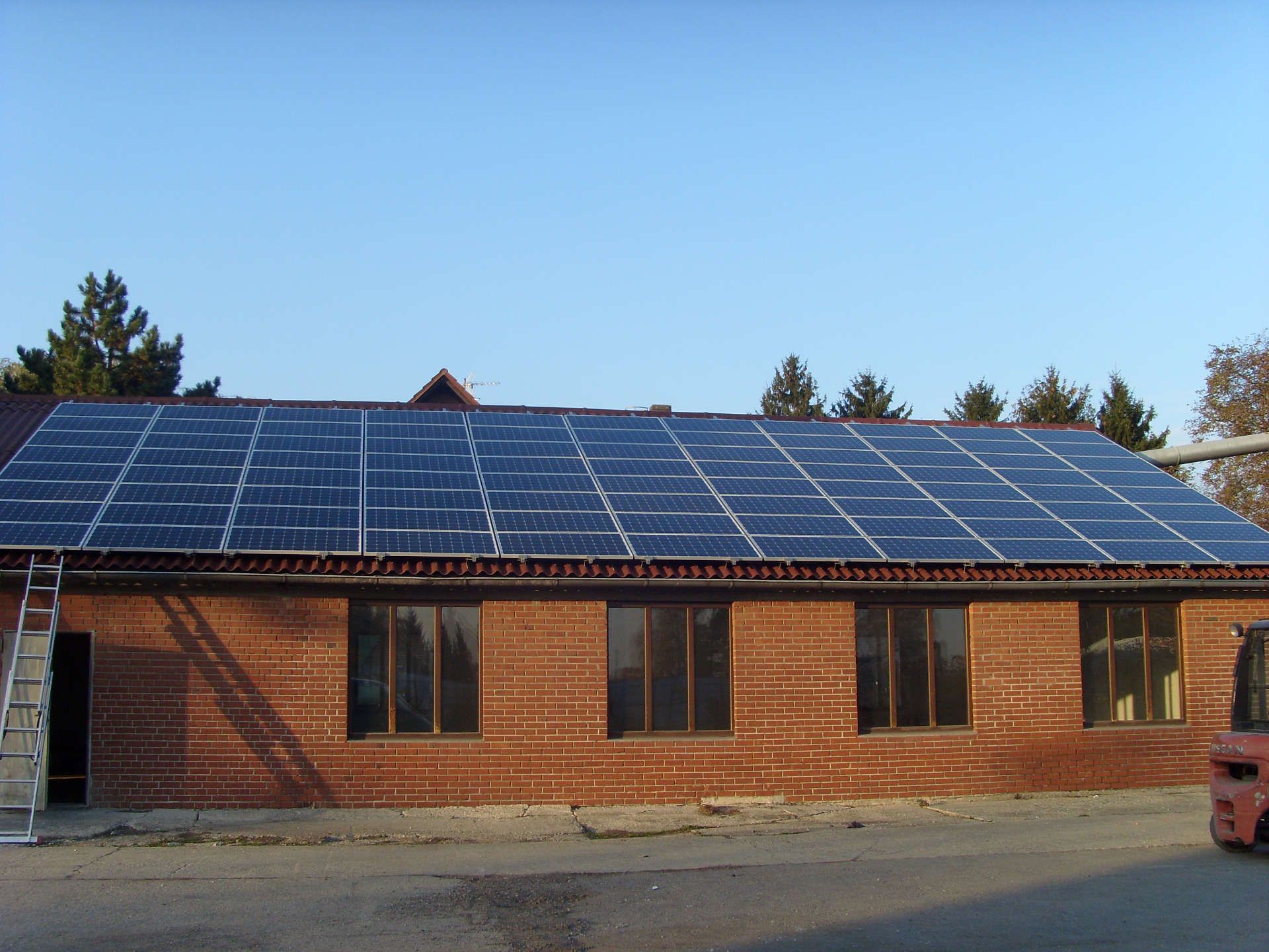 Backsteingebäude mit Sonnenkollektoren auf dem Dach
