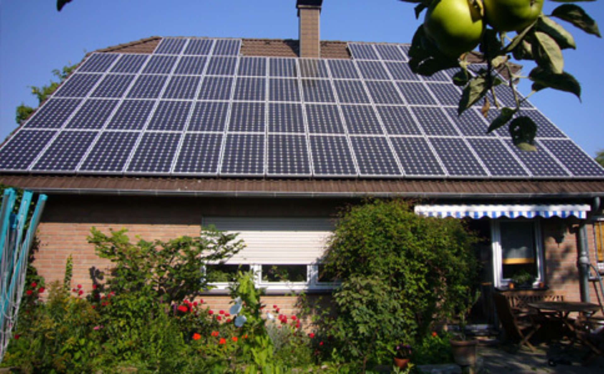 Ein Haus mit einer Aufdachanlage auf dem Dach