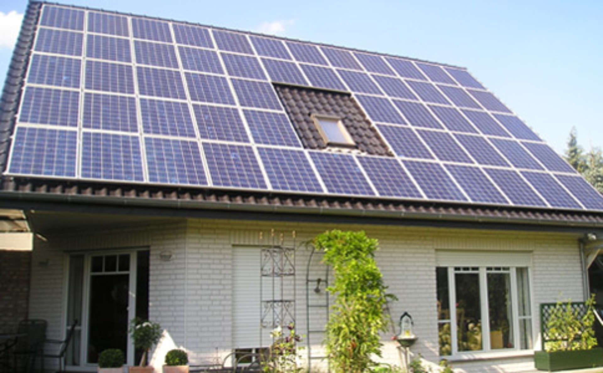 Ein Haus mit einer Aufdachanlage auf dem Dach