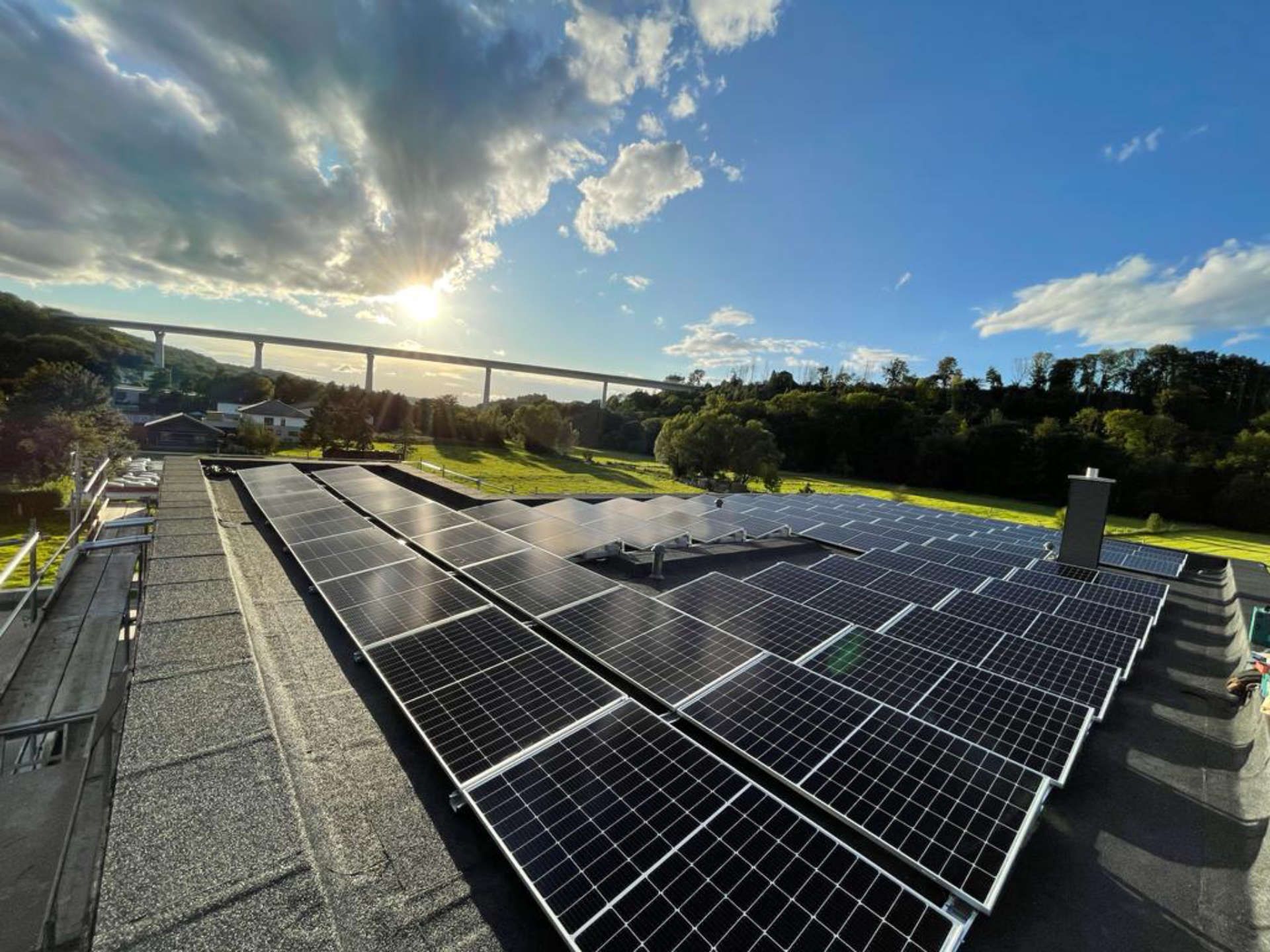 Eine Luftaufnahme eines großen Feldes aus Sonnenkollektoren