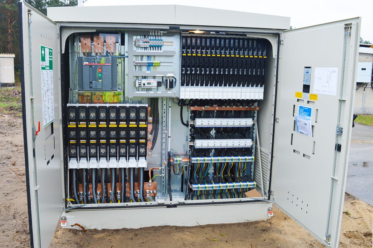 Ein großer Schaltkasten mit offener Tür