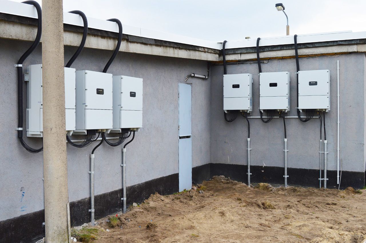 Eine Reihe weißer Stromkästen an der Seite eines Gebäudes