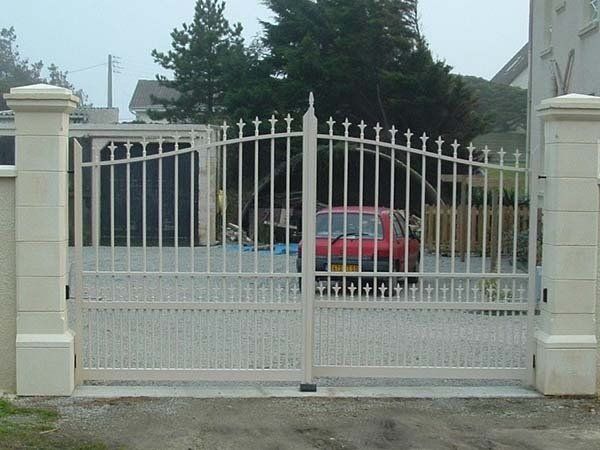 Portail aluminium traditionnel