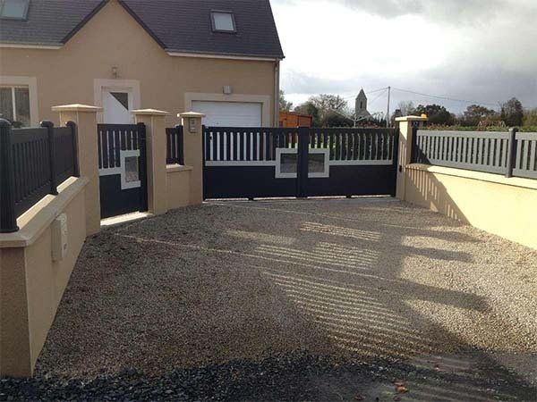 Portail aluminium avec détails graphiques